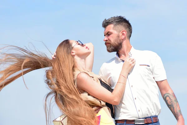 Чоловік з бородою і жінка з брудним довгим волоссям — стокове фото