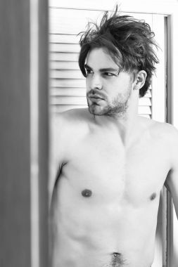 Kafkas sakallı seksi maço atletik vücut gösteriyor