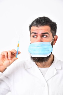 Doktor sürpriz yüz ile mavi tıbbi yüz maskesi takıyor.
