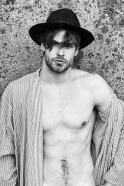 Mavi çizgili pijamalı beyaz maço.