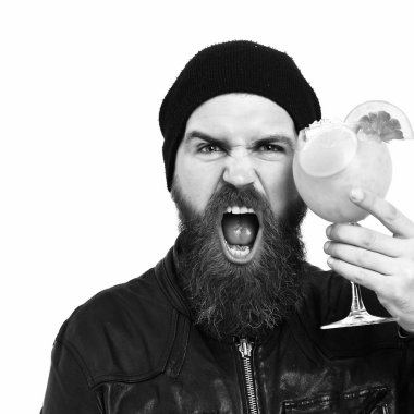 Acımasız beyaz hipster holding alkollü içecek veya taze coc