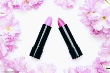 Yan yana yerleştirilen pembe renklerde Rujlar