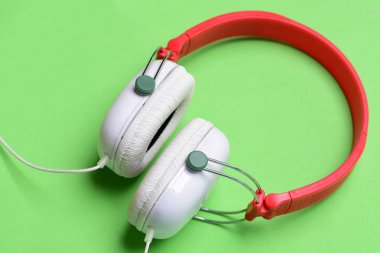 Hobi, eğlence ve müzik kavramı. Modern ve şık kulaklıklar