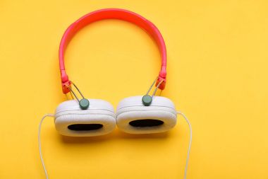 Plastikten yapılmış müzik kulaklığı. Modern ve şık kulaklıklar.