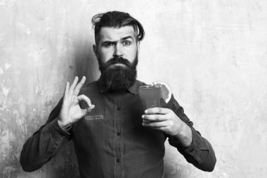 Vahşi hippi elinde tropik alkolik taze kokteyl tutuyor.