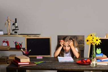 Şaşkın yüz ile kız öğrenci sanat kitapta çizer