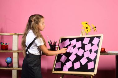 Raflar ve çiçeklerle sınıfta ciddi bir yüz ile kız öğrenci