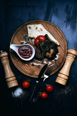 Kızarmış kaburga eti, pide, domates, soğan, sarımsak, ketçap, thym