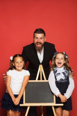 Eğitim ve okul kavramı dön. Çocuklar stand yakın yazı tahtası