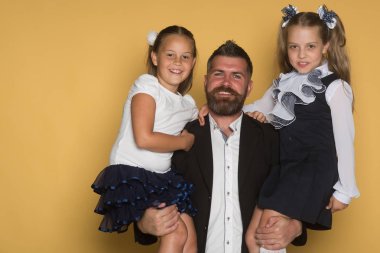 Gülümseyen yüzler ile okul kızları. Eğitim ve okul kavramı