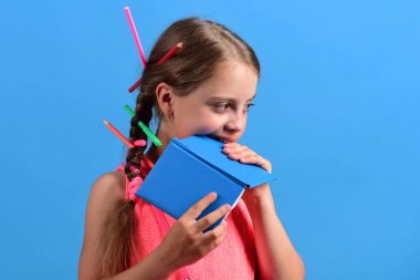 Pembe bluz örgüler ve kalem onları evlat