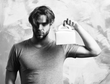 Kafkas sakallı seksi maço adam yemek kutusu tutuyor.