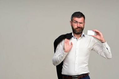 Başarı ve iş giriş kavramı. Adam boş kartvizit