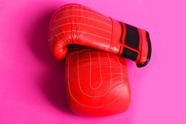 Kırmızı ve siyah renklerde boks eldivenleri