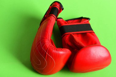 Boks eldivenleri yeşil izole. Spor kavramı