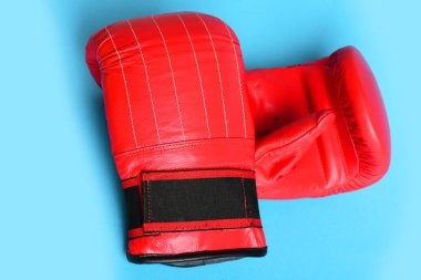Boks eldivenleri parlak mavi arka plan üzerinde izole. Spor kavramı