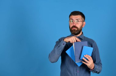 Adam sakal ve kitaplar. Bilgi ve eğitim kavramı