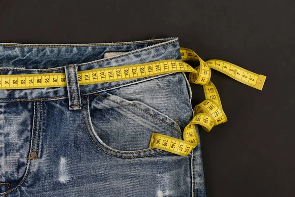 Gesunder Lebensstil und Diätkonzept: Jeans und Maßband — Stockfoto