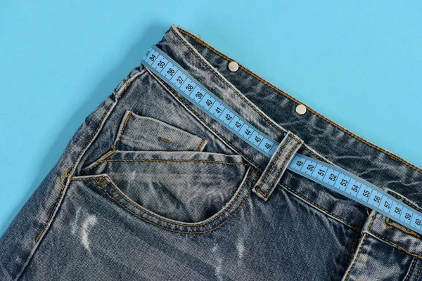 Kot pantolon üzerinde mavi arka plan izole üst kısmı — Stok fotoğraf