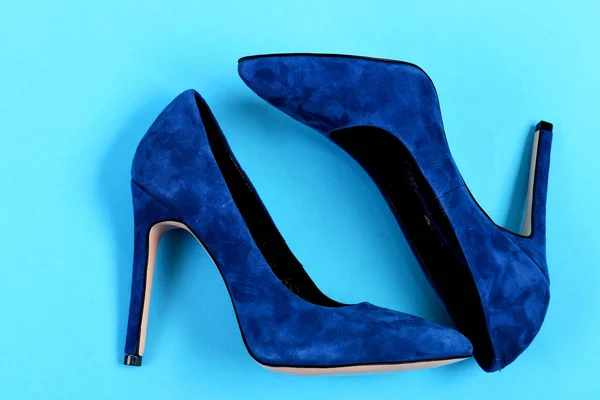 Eleganckie błękitne zamszowe buty na białym tle na niebieskim tle — Zdjęcie stockowe