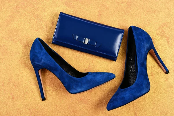靴と濃い青の色のクラッチ。高いヒールの靴 — ストック写真
