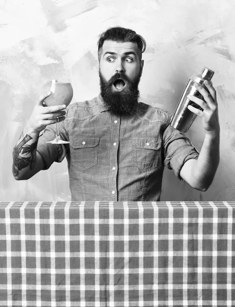 Brutal hipster caucasiano fazendo álcool tropical coquetel fresco — Fotografia de Stock