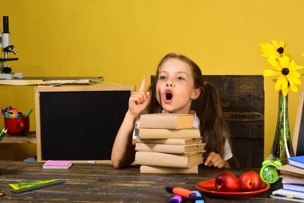 子供時代と勉強時間の概念。子供と学校用品 — ストック写真