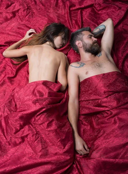 Мужчина с бородой лежит рядом с красивой дамой в постели — стоковое фото