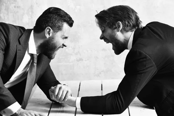 Arm wrestling of businessman and aggressively compete man — Stock Photo, Image