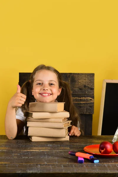 Kind en school supplies op gele muur achtergrond — Stockfoto