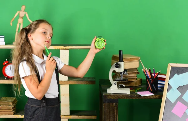 Crianças e material escolar no fundo da parede verde — Fotografia de Stock