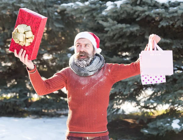 Knappe kerstman opent cadeautjes — Stockfoto