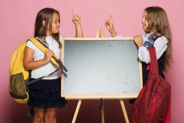 Дівчата в шкільній формі тримають пальці вгору — стокове фото