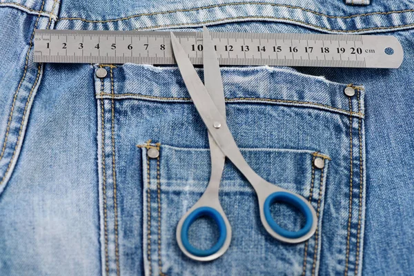 Ferramentas de alfaiates com tecido de ganga: coisas para fazer roupas — Fotografia de Stock