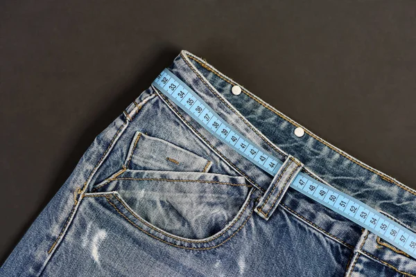 Estilo de vida saudável e conceito de dieta: laços de cinto de jeans e bolso — Fotografia de Stock
