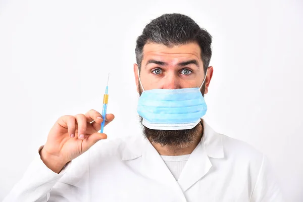 Médico con barba vestida con bata blanca — Foto de Stock
