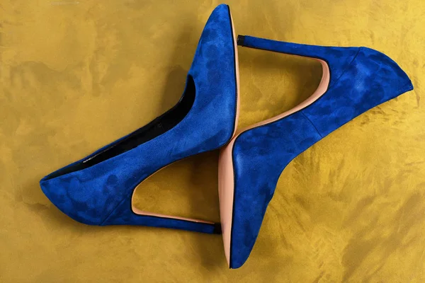 Синие туфли на высоком каблуке на фоне золотой текстуры — стоковое фото