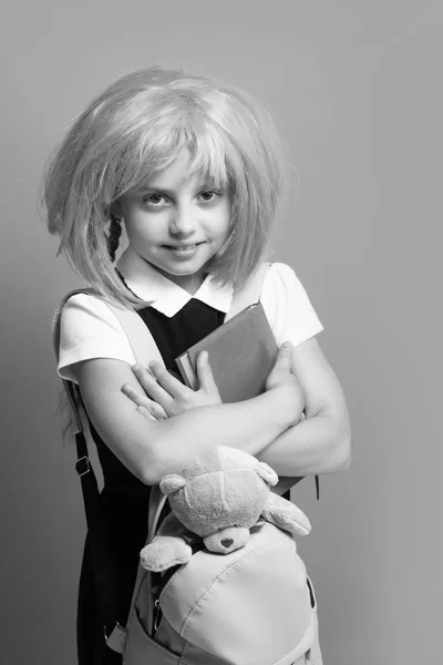 Schoolmeisje met roze pruik geïsoleerd op groene achtergrond — Stockfoto