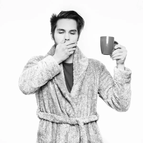 yakışıklı sakallı esneme uykulu adam terry bornoz Kupası ile