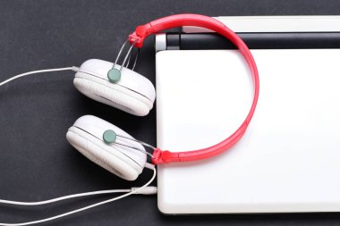 Müzik ve dijital ekipman kavramı. Kulaklık ve gümüş dizüstü