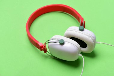 Müzik aksesuarları ve teknoloji konsepti. Müzik için kulaklık