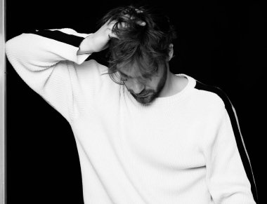 Kazaklı yakışıklı sakallı adam.