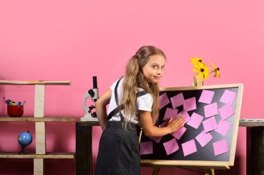 Pembe duvar arka plan üzerinde çocuk ve okul malzemeleri