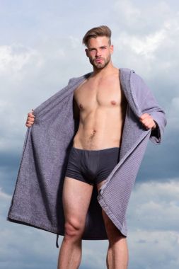 Erkek model gökyüzüne karşı poz. Sabah kavramı.