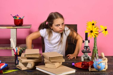 Pembe duvar arka plan üzerinde çocuk ve okul malzemeleri