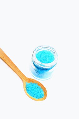 kavanoz ve beyaz artalanları kaşık mavi tuz