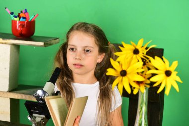 Çalışma odası ve güzellik kavramı. Onun masasında kız öğrenci