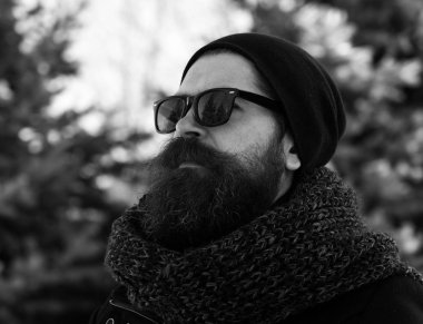 Sakallı adam kış gününde