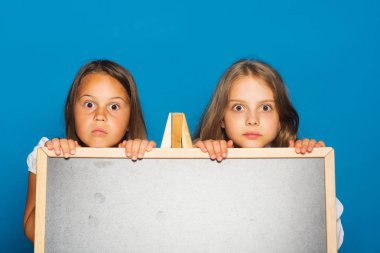 Kız öğrenciler ciddi yüzü olan blackboard durmak