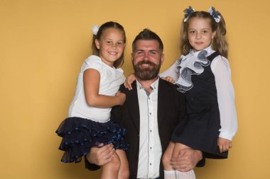 Bilgi ve eğitim fikir. Sakallı adam okul tutar